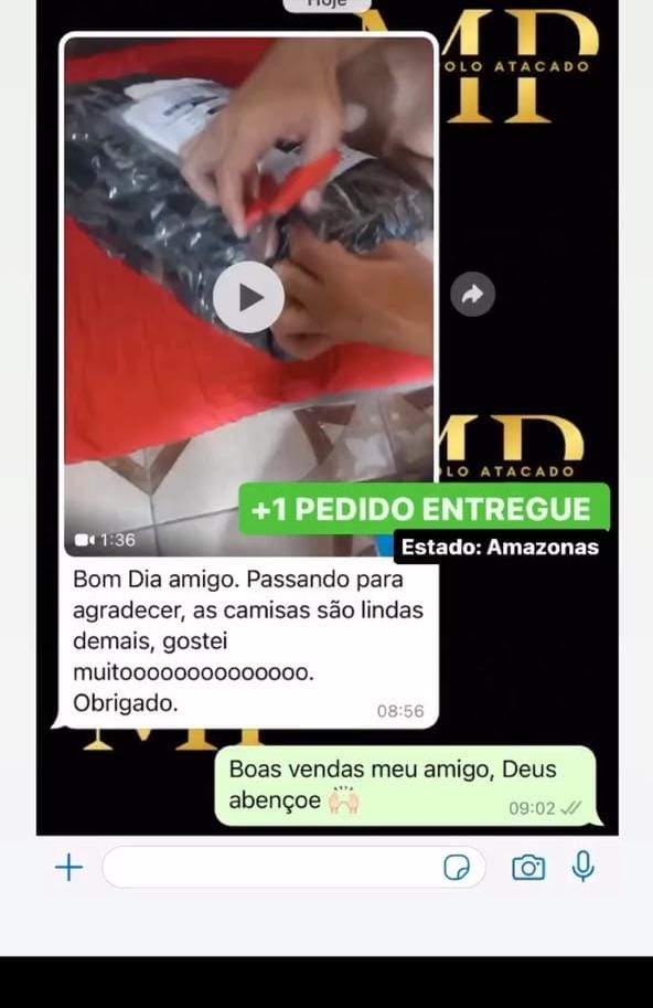 Cliente mostrando os produtos recebidos e comentando positivamente